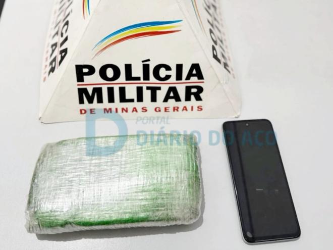 A barra de cocaína prensada que foi apreendida durante a abordagem ao motociclista