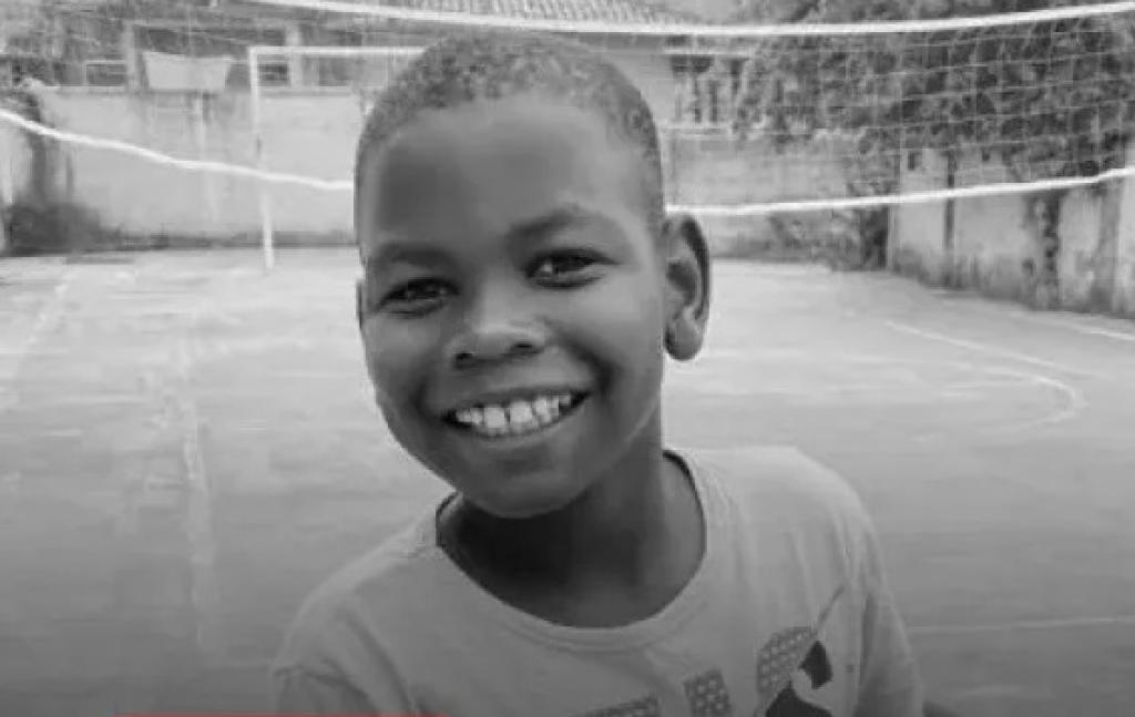 O estudante Olávio Mathias tinha 9 anos e passava na frente do ônibus justamente no momento em que o veículo começou a se mover e bateu na traseira de outro escolar