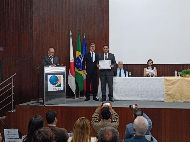 O prefeito eleito de Marliéria, Hamilton Lima recebeu o diploma do Juiz eleitoral Daniel Ulhoa