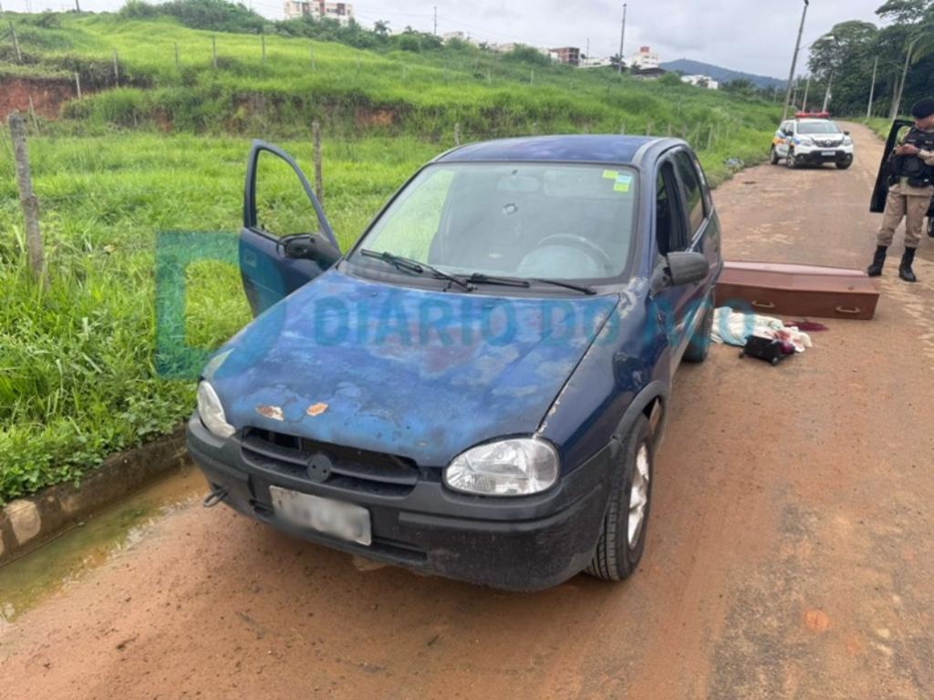 O carro em que se encontrava o corpo da vítima sem identificação