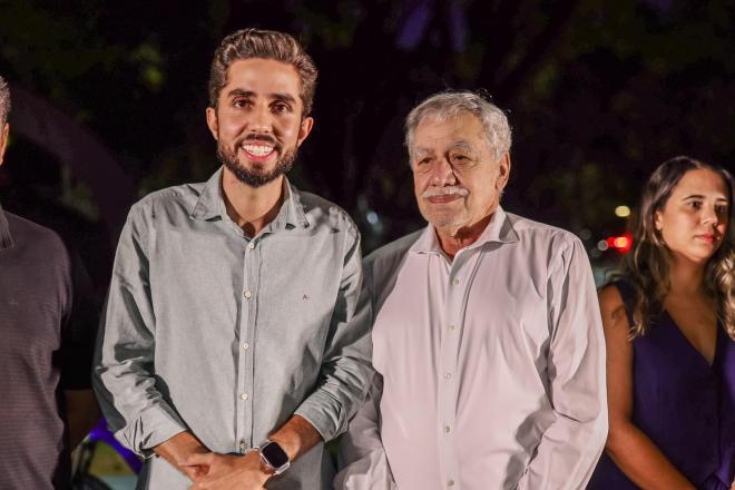 O prefeito Gustavo Nunes assinou simbolicamente mensagem à Câmara Municipal solicitando a alteração de denominação da 'Praça 1º de Maio' para 'Praça dos Pioneiros Raimundo Anício Alves', homenageando aqueles que contribuíram para a formação de Ipatinga. O advogado José Edélcio, filho de Raimundo Aníncio, acompanhou o ato simbólico.