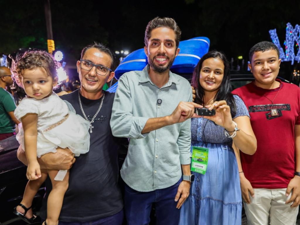 Leidiane Batista, acompanhada dos filhos e do marido, era só alegria na noite desta sexta-feira (13) e fez questão de incentivar os moradores de Ipatinga a solicitarem a nota fiscal de prestação de serviço