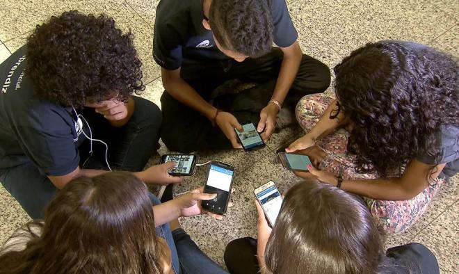 Enquanto técnicos e políticos debatem uma saída, professores lidam com a dura missão de lidar com estudantes que não largam o celular nos períodos de estudo nas salas de aula