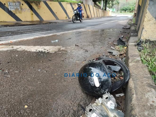 Motociclista perdeu o controle, bateu em pilastra e foi projetado para a pista no sentido contrário 