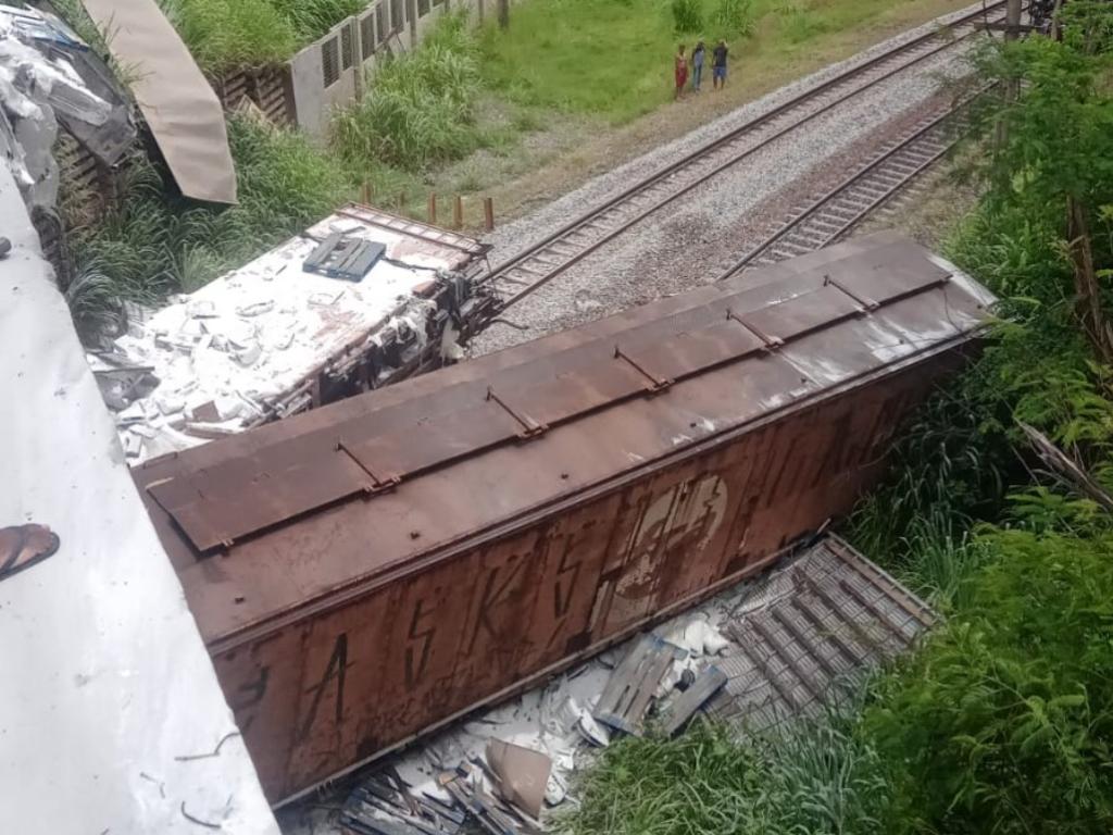 Caminhão saiu da pista e caiu em um viaduto ferroviário em Nova Era, neste domingo (15)