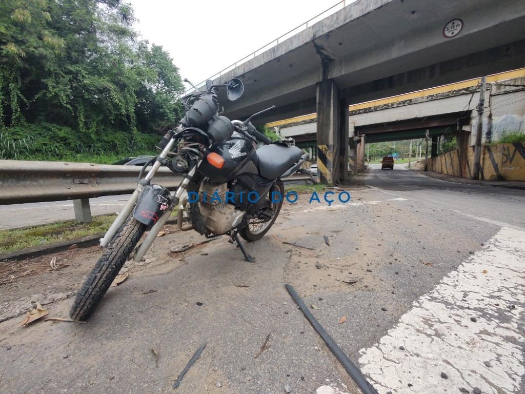 Acidente aconteceu no começo da manhã deste domingo, na entrada do Vila Ipanema