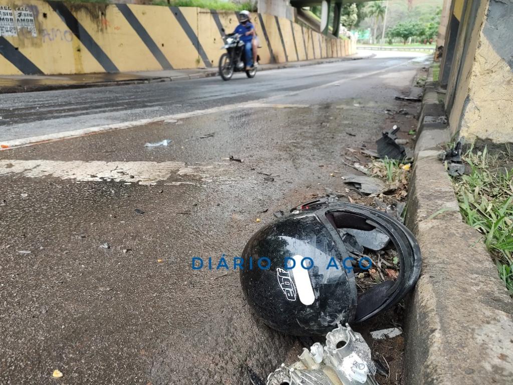 Com o impacto com a pilastra, condutor foi lançado para o outro lado da pista 