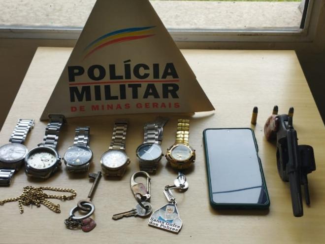 Foram apreendidos com o motoqueiro acidentado, um revolver com três cartuchos intactos, arma que teria sido usada no roubo, além de relógios tomados das vítimas, um casal de idosos do bairro Santa Zita, em Caratinga
