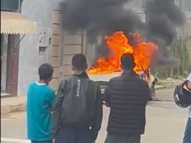 Veículo em chamas no Centro de Santana do Paraíso, chamou a atenção de populares na tarde de domingo (15) 