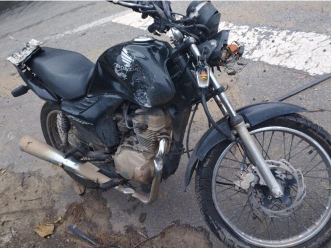 Na fuga, um dos assaltantes bateu a moto que conduzia numa pilastra do viaduto ferroviário no Vila Ipanema e foi hospitalizado em estado grave