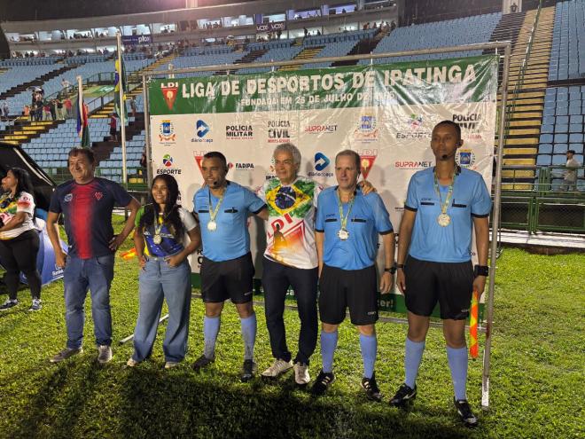 O trio de arbitragem comandou com personalidade a decisão do Sub-15 e foi premiado com medalhas ao final