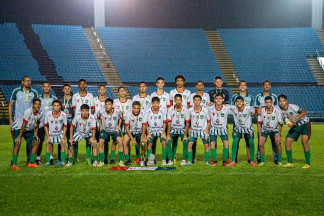 Já com as medalhas, a pose com estilo dos campeões da temporada