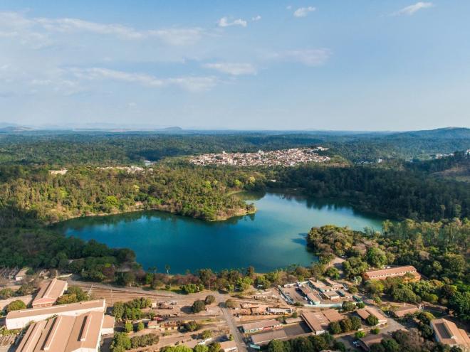 Em primeiro plano, planta siderúrgica, lagoa natural em plena Região Metropolitana e, ao fundo, a Mata Atlântica do Parque Estadual do Rio Doce 