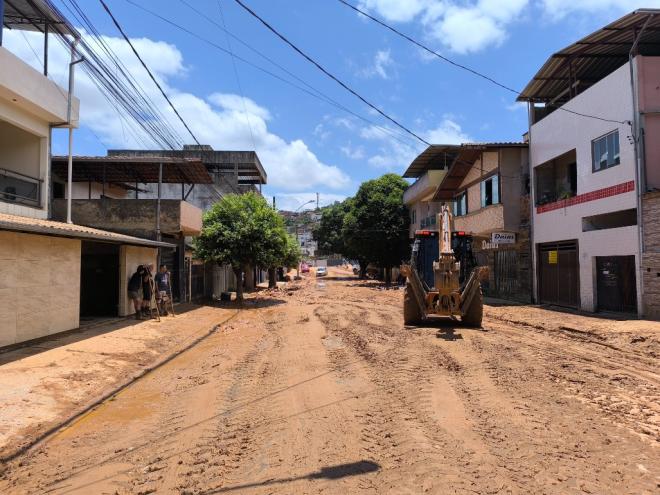 Máquinas e homens trabalham em diversos pontos da cidade