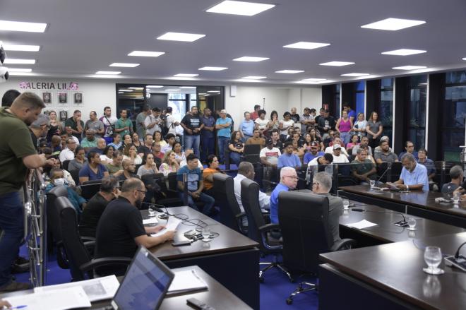 Sob pressão de dezenas de servidores, vereadores da atual legislatura trataram de aprovar projeto que assegura remanejamento orçamento para que o governo municipal cumpra o pagamento da folha de pessoal 