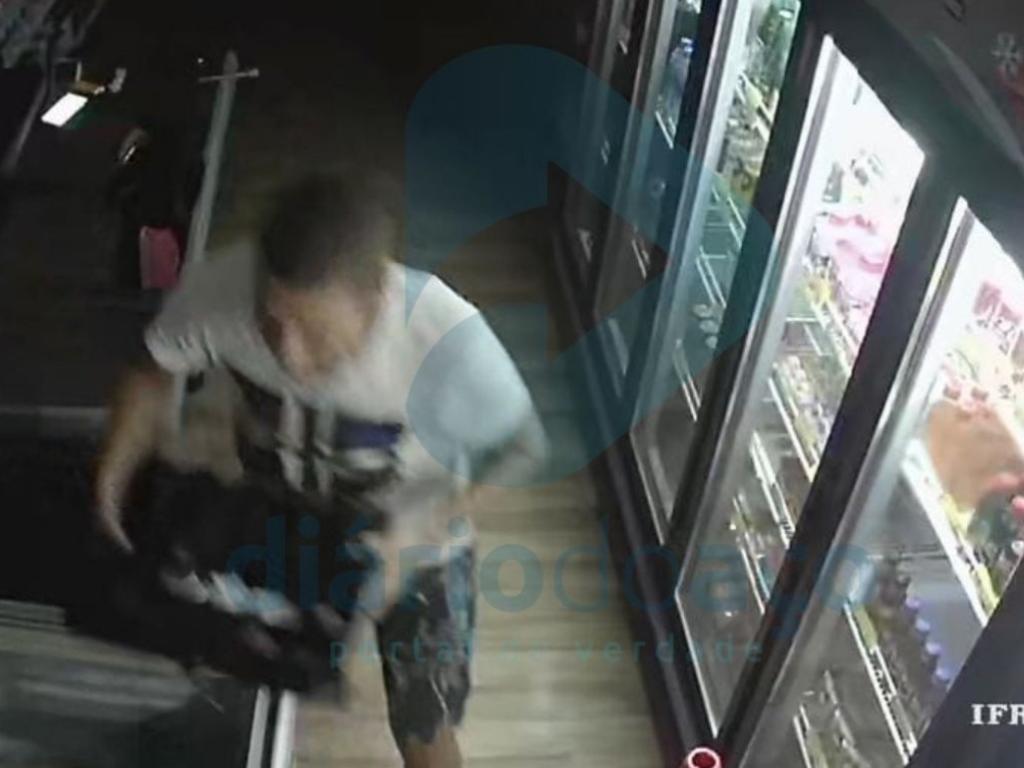 Momento em que o indivíduo sai com a gaveta do caixa do estabelecimento