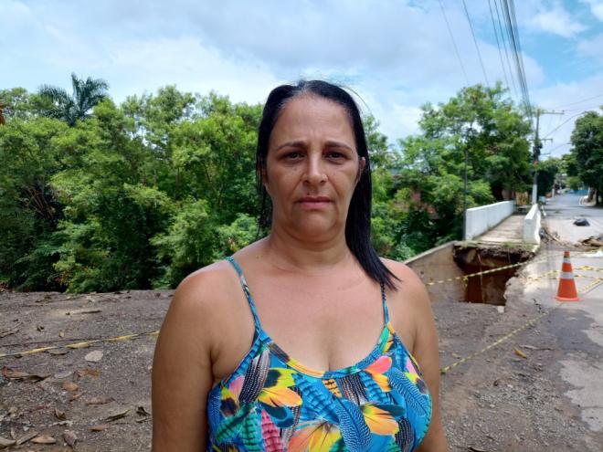 Kátia Aparecida teme que a água leve também a sua casa que está abaixo do nível da ponte