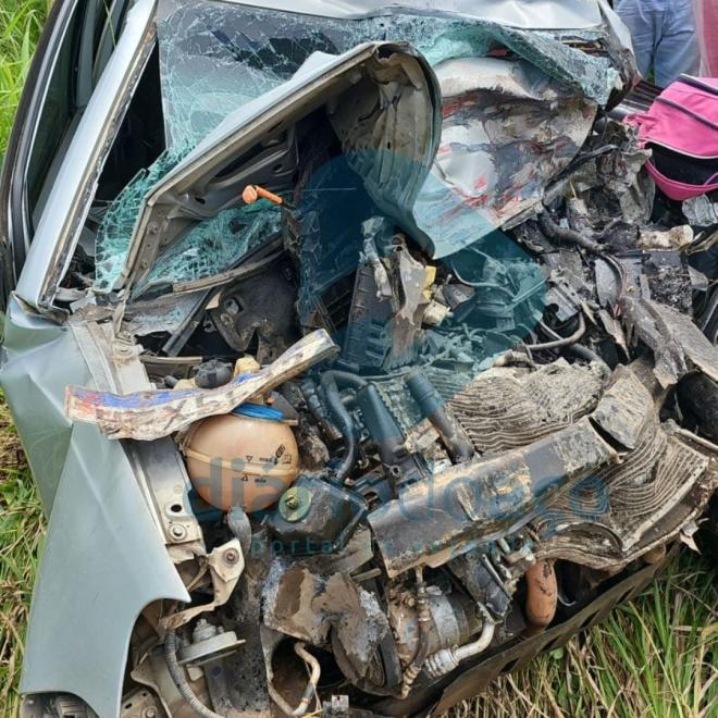 Carro ficou completamente destruído