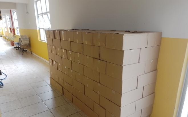 Dezenas de caixas com copos com água potável após a entrega a administração municipal em Coronel Fabriciano
