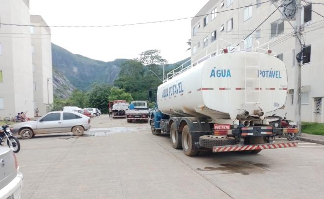 Um dos caminhões-pipas da Copasa auxiliando no abastecimento nos bairros atingidos pelas fortes chuvas em Coronel Fabriciano