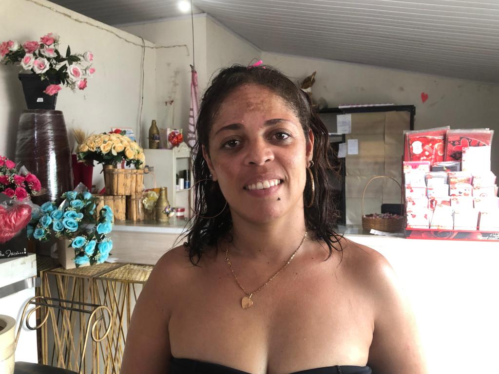 <i>Neyrielle Cristina Rosa, 34, florista</i> “O espírito natalino já não tem mais aquela coisa que era antes. Porque, hoje em dia, é mais voltado para bebidas, curtição... Já não é mais sobre família. Antes, o pessoal reunia a família, fazia aquela mesa farta de comida e tudo mais... Hoje em dia já é diferente. Hoje as pessoas querem sair, beber, se divertir e já não tem mais aquela coisa voltada para o nascimento de Jesus”.