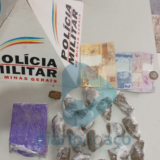 Na casa do outro suspeito foram localizados 14 tabletes e uma barra de maconha