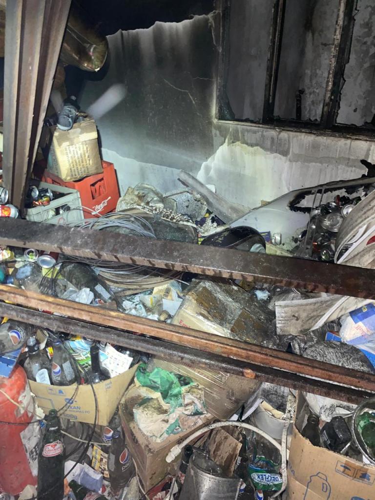 Residência foi atingida por incendio e teve danos generalizados, no bairro Canaã 