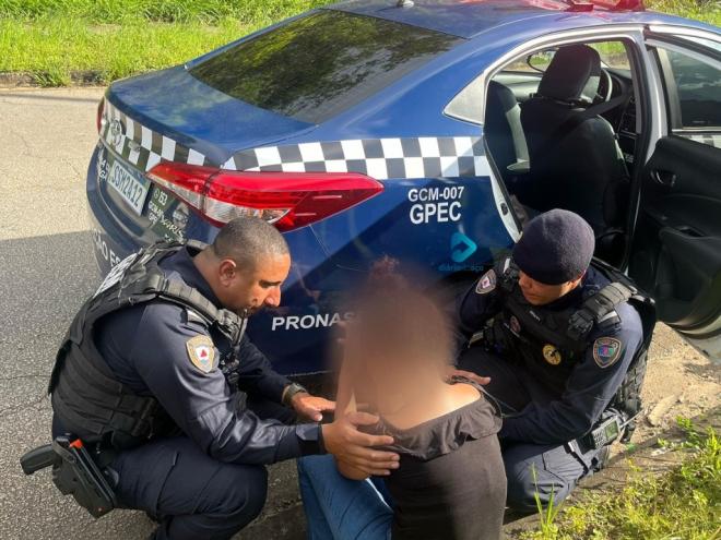 Os guardas conversaram e acalmaram a jovem para que ela desistisse de tirar a própria vida
