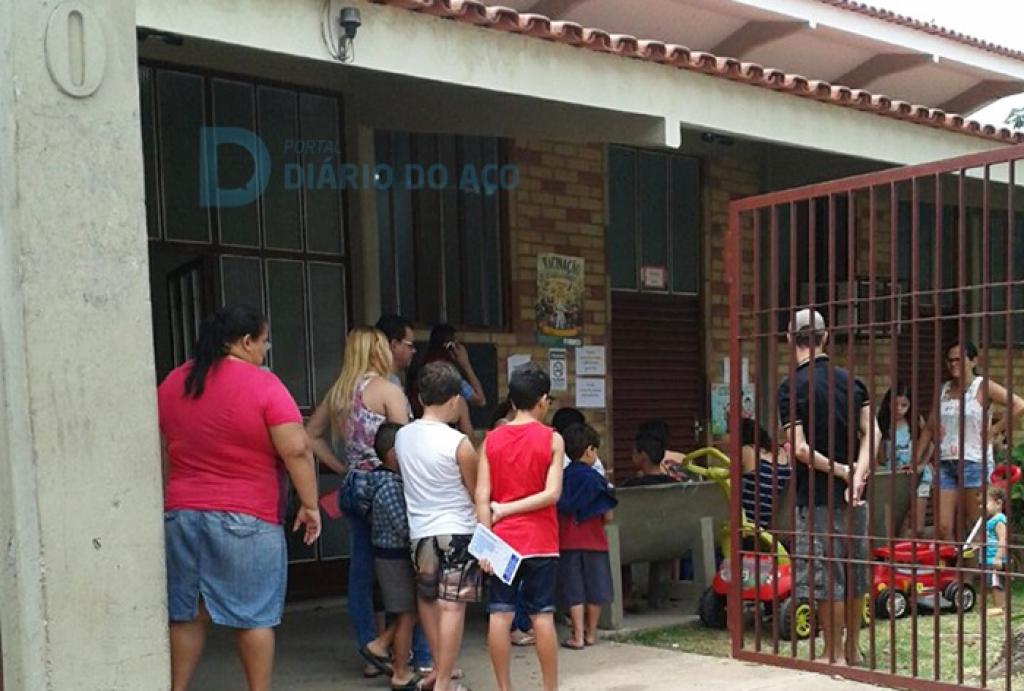 O público-alvo inclui crianças menores de 5 anos e crianças e adolescentes de 9 anos a 15 anos incompletos.