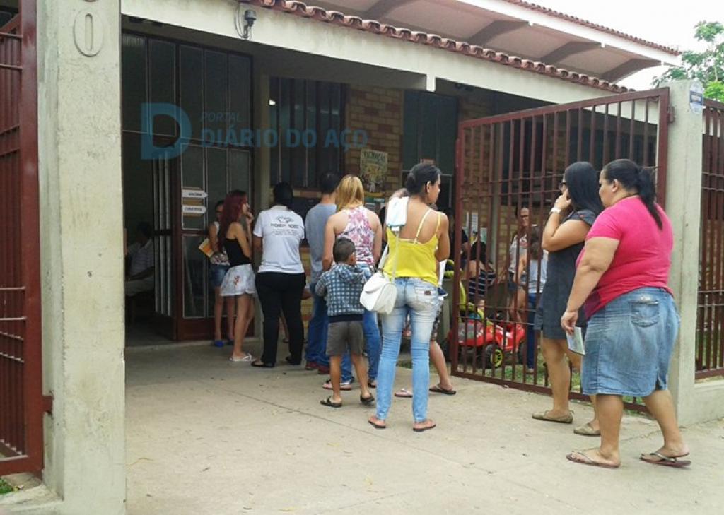 O público-alvo inclui crianças menores de 5 anos e crianças e adolescentes de 9 anos a 15 anos incompletos.