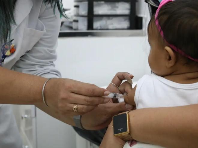 Reforço vacinal aos 15 meses passa a ser injetável