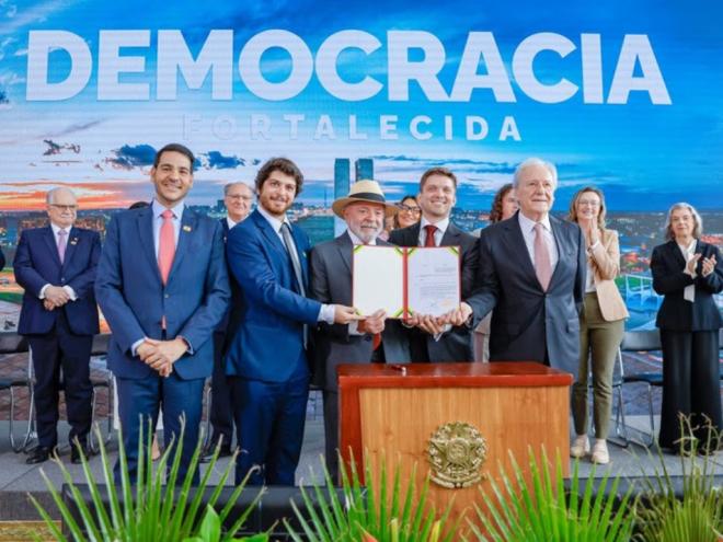 Durante evento no Palácio do Planalto, presidente Lula assinou decreto que cria o Prêmio Eunice Paiva de defesa da democracia