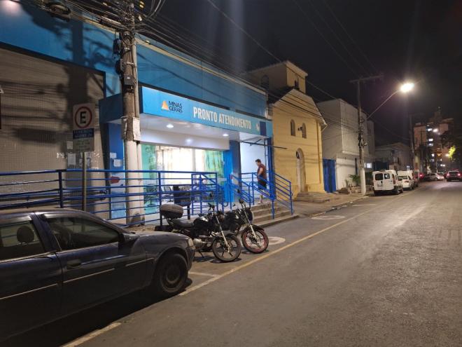 O irmão esfaqueado foi hospitalizado com um ferimento profundo no lado direito do peito 