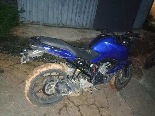 Além de drogas, motocicleta roubada foi encontrada em 'boca de fumo'  em Ipatinga