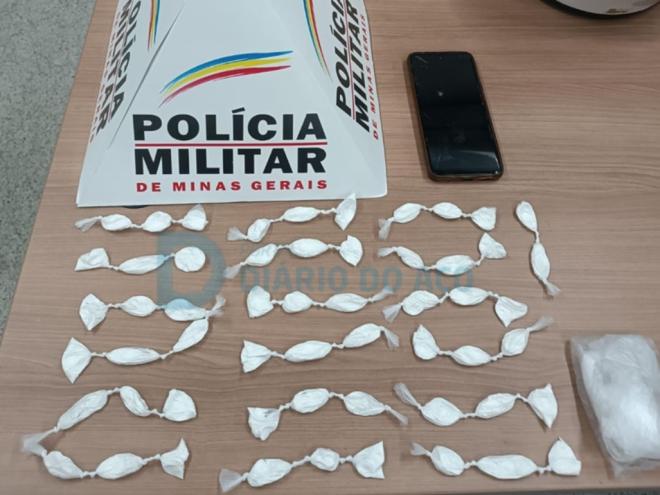 As porções de cocaína que foram encontradas com o suspeito abordado em uma motocicleta