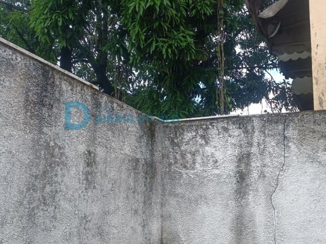 O local onde o ladrão pulou para invadir a casa e também ao tentar escapar de ser preso 