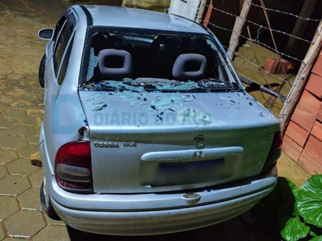 O carro ficou com vários danos provocados pela jovem, que não foi encontrada pela PM
