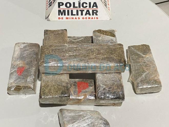 As barras de maconha que estavam na mochila dos autores presos em flagrante