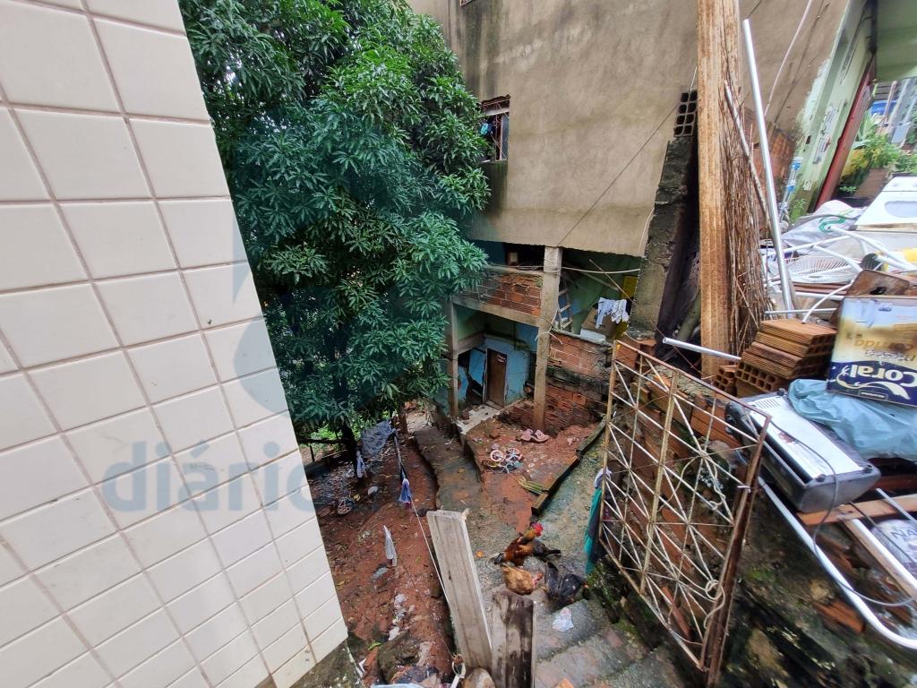 Moradores da rua Valência estão apreensivos com a sequência da chuva e riscos de desabamento de imóvel 