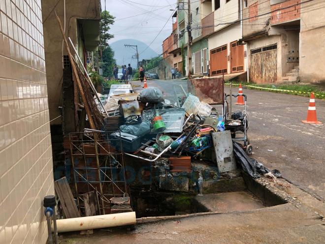 Pertences dos moradores estão amontados na calçada da rua Valência 