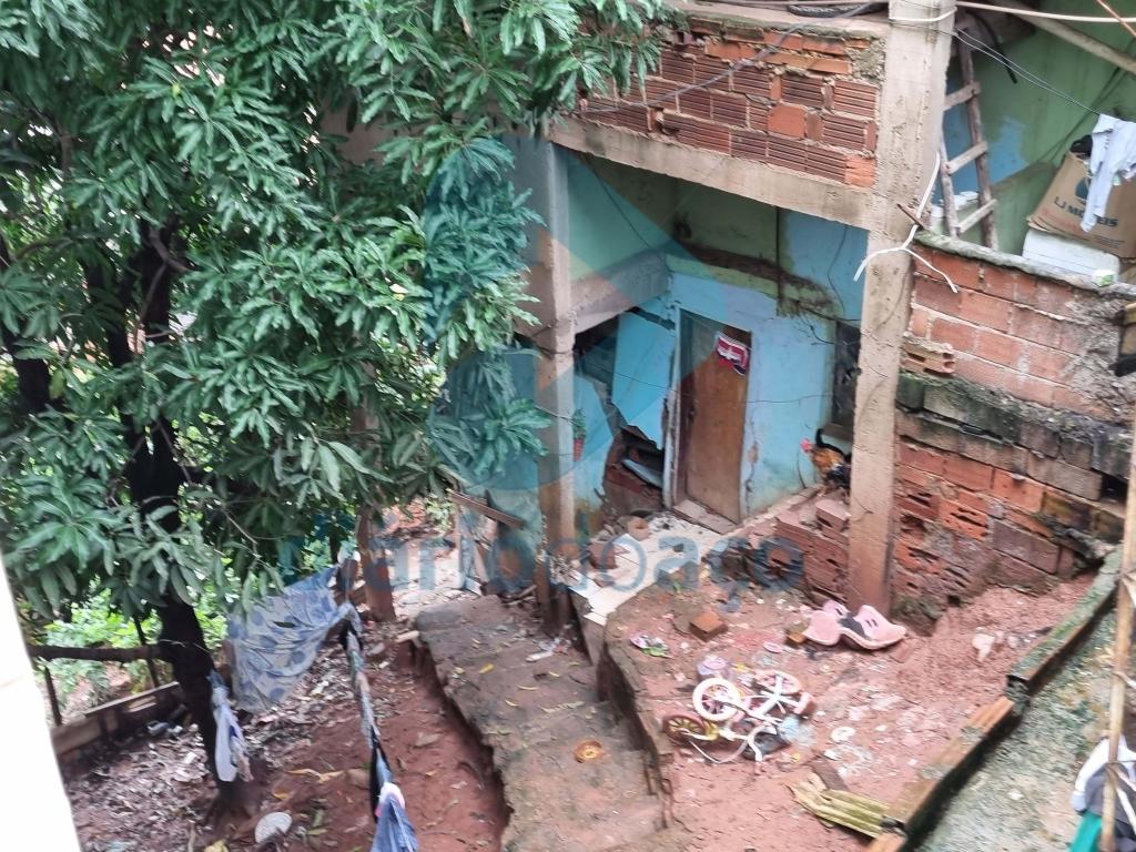 Casa teve quer evacuada, os moradores removeram seus pertences e a casa está condenada, com rachaduras nas paredes e pilastras prestes a entrar em colapso