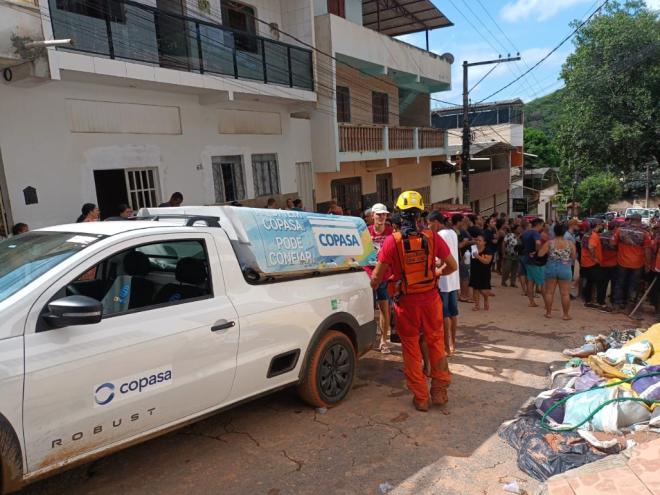 Carro-pippinha da Copasa na rua Turin, no bairro Bethânia, em Ipatinga.