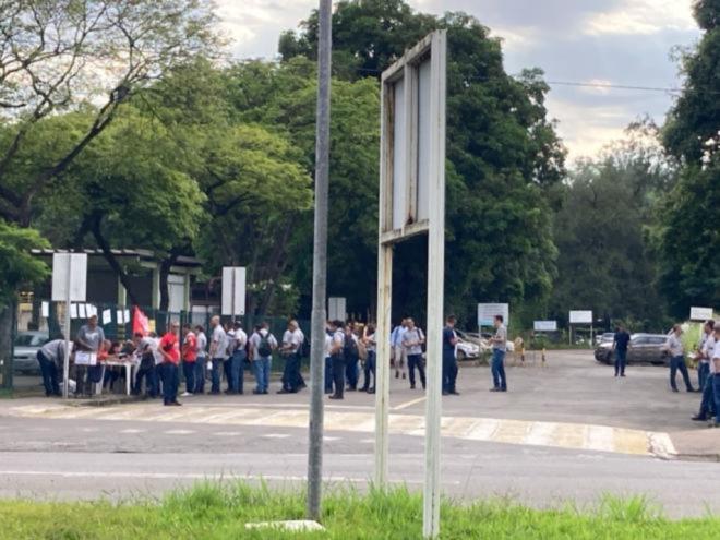 Contraproposta da empresa foi seguidas vezes recusada pelos representantes dos trabalhadores e pelos metalúrgicos em assembleia 