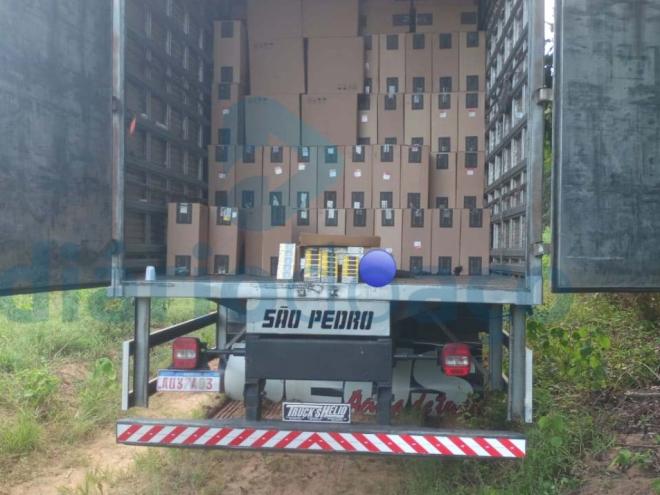 Caminhão com placas do Rio de Janeiro continha milhares de maços de cigarros contrabandeados 