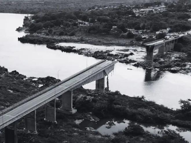 Veículos ficaram presos na estrutura da ponte que caiu no TO