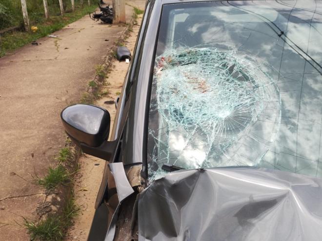 Motociclista atingiu a lateral do Fox e foi projetado à distância 