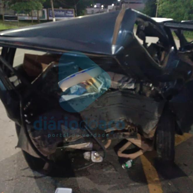 Fiat Uno ficou bastante danificado