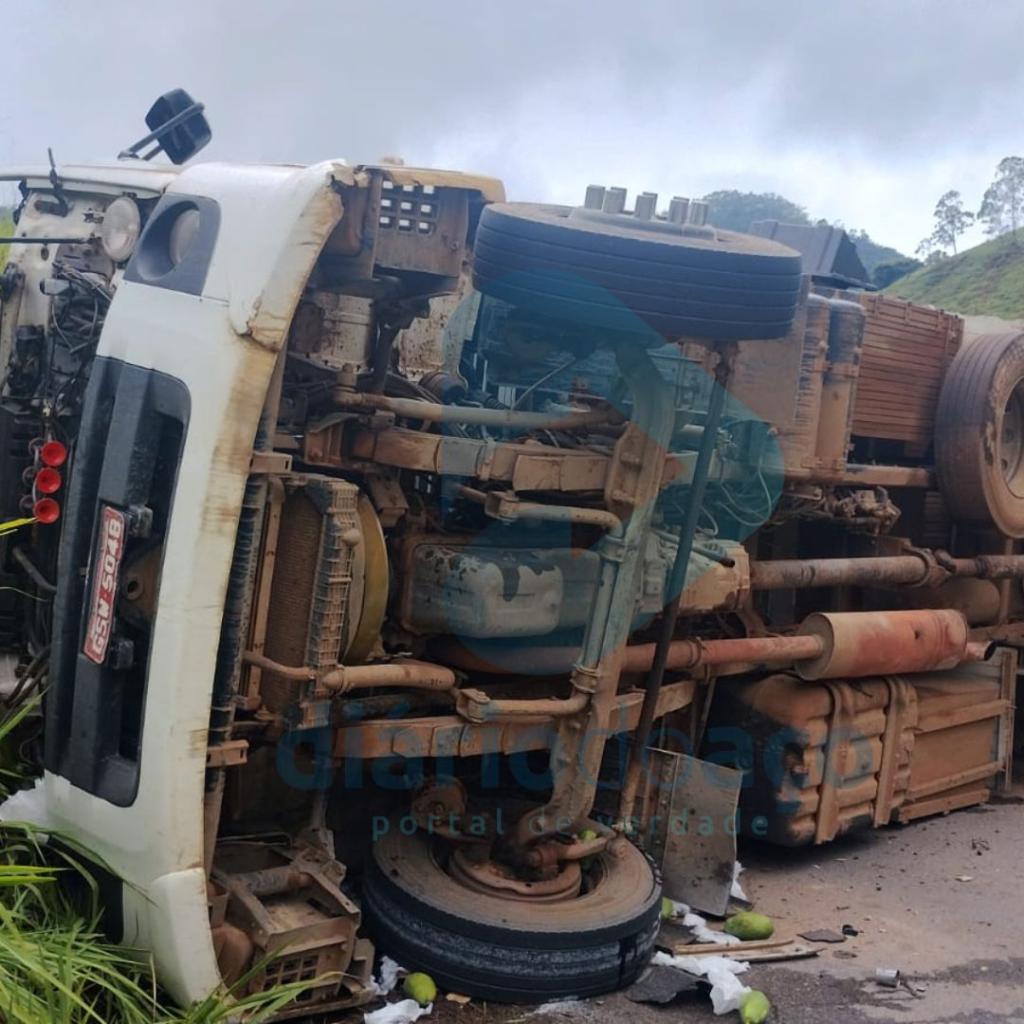 Motorista foi socorrido com alguns ferimentos e encaminhado à unidade hospitalar