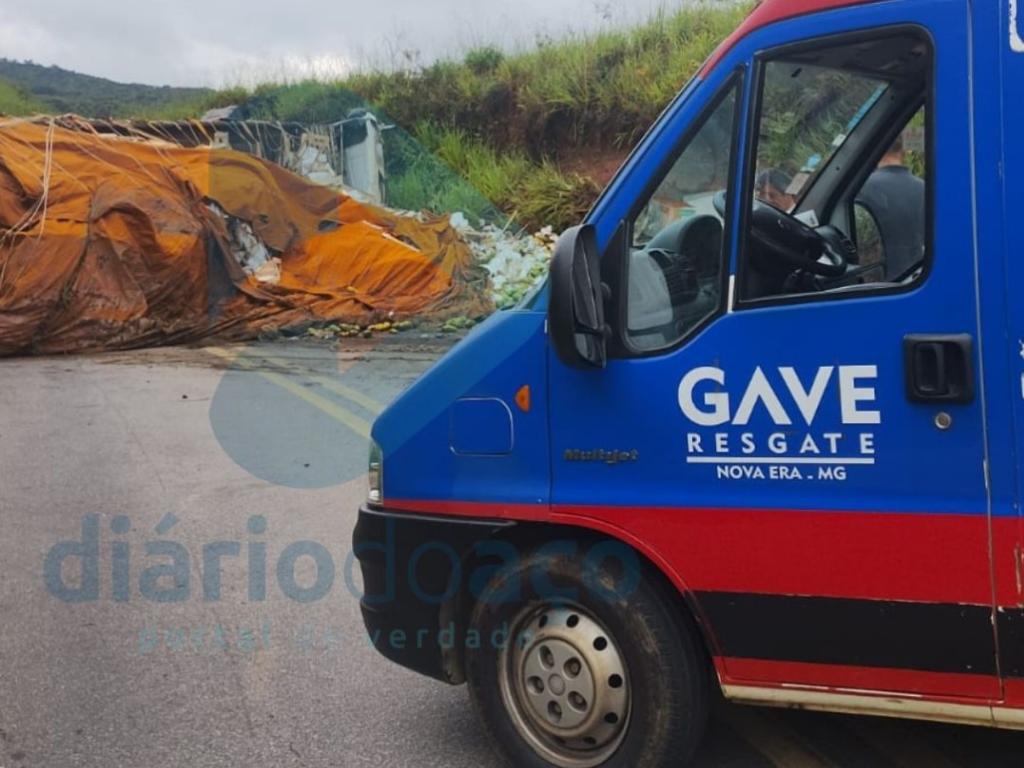 Carga de mamão espalhou sobre a pista