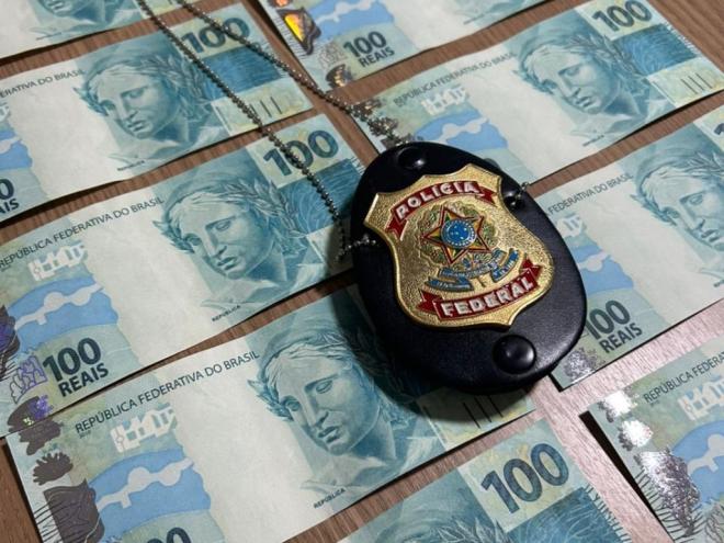 Foram apreendidas pela Polícia Federal, 10 cédulas de 100 reais falsas 